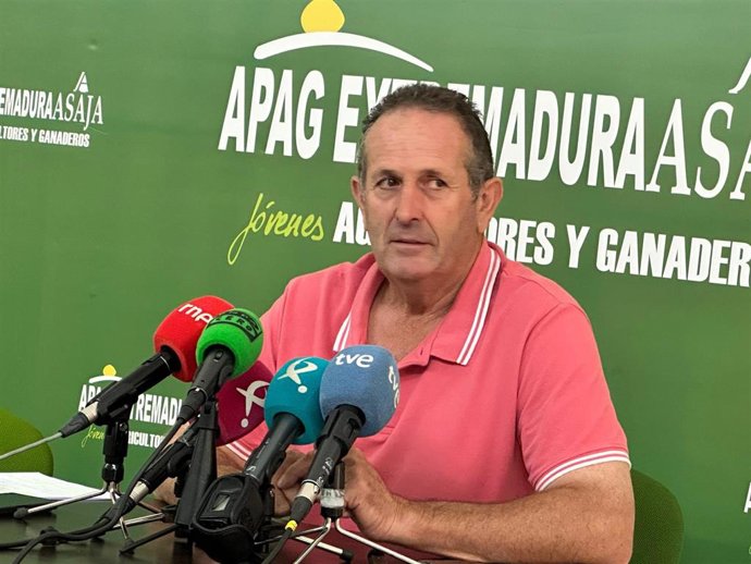 El presidente de APAG Extremadura Asaja, Juan Metidieri, en rueda de prensa