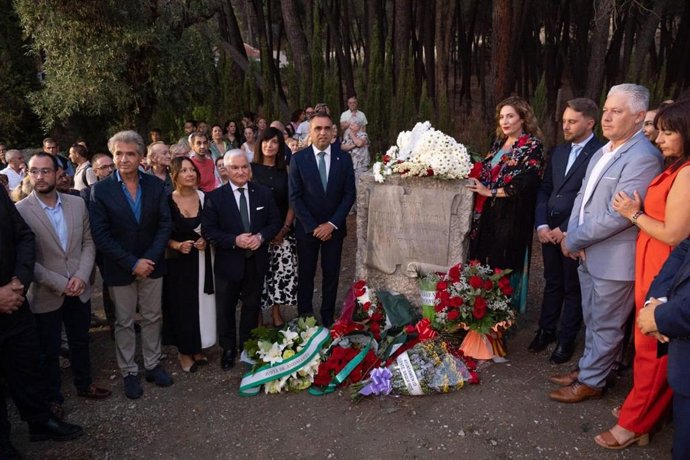 Foto de familia durante la ofrenda floral del homenaje a Federico García Lorca y las víctimas de la Guerra Civil realizado en Alfacar (Granada).