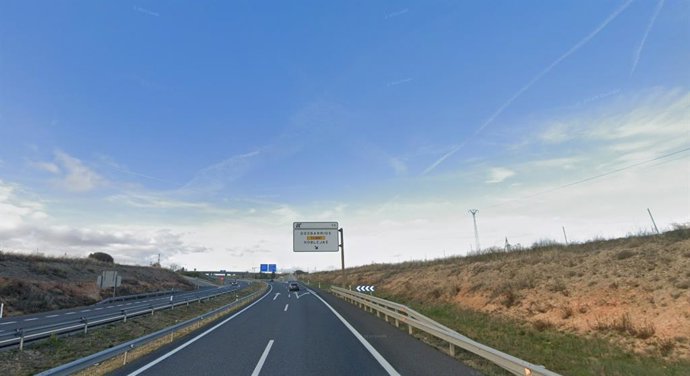 Archivo - A-4 a su paso por el municipio de Dosbarrios.