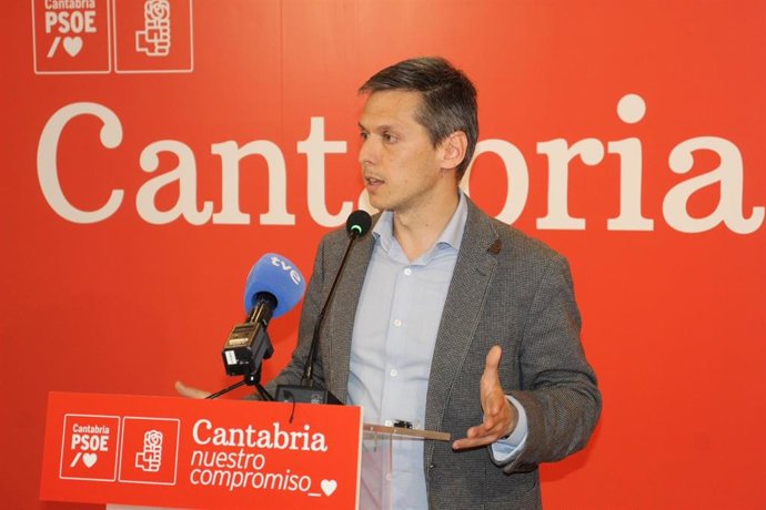 Archivo - El portavoz del PSOE en el Parlamento de Cantabria, Mario Iglesias