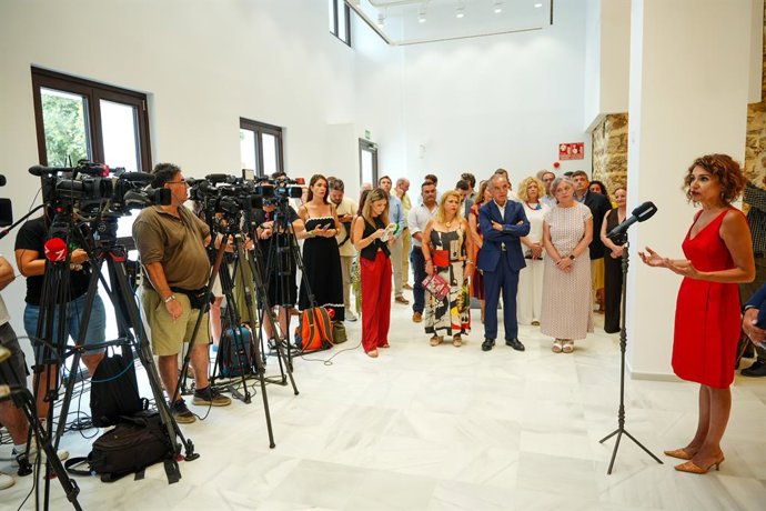 La vicepresidenta primera del Gobierno y ministra de Hacienda, María Jesús Montero, atiende a los medios en Rota (Cádiz).