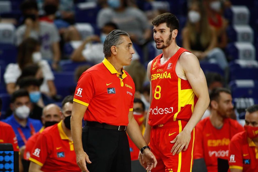 Archivo - El seleccionador nacional de baloncesto, Sergio Scariolo, conversa con el jugador Dario Brizuela. 