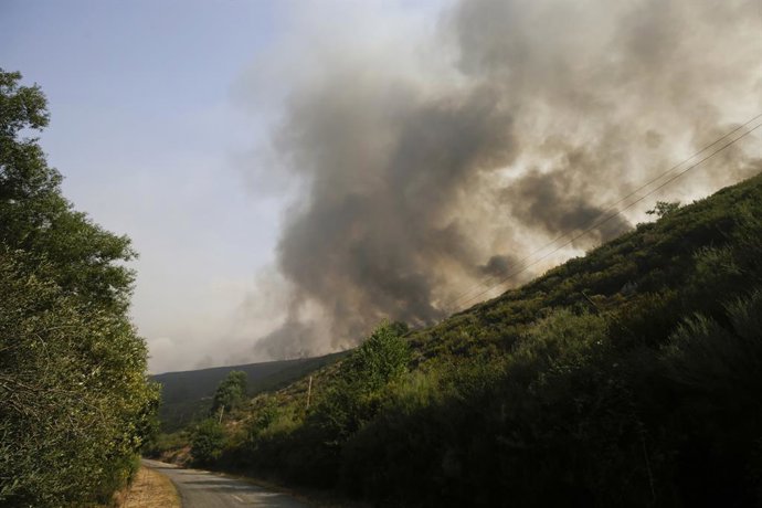 Incendio forestal, a 17 de agosto de 2025, en Molinaferrera, León, Castilla y León (España). El director de Extinción de los incendios de Yeres y Llamas de Cabrera señaló ayer que el operativo ante estos fuegos que aún no se han unido, se centra en proteg