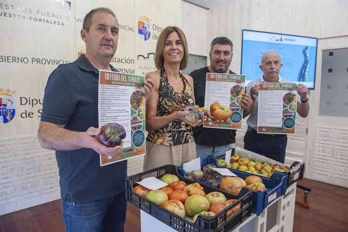 Imagen de la diputada de Promoción Provincial y Desarrollo Rural Sostenible, Magdalena Rodríguez, acompañada del alcalde de la localidad y diputado provincial, José Antonio García y del productor Álvaro Iglesias