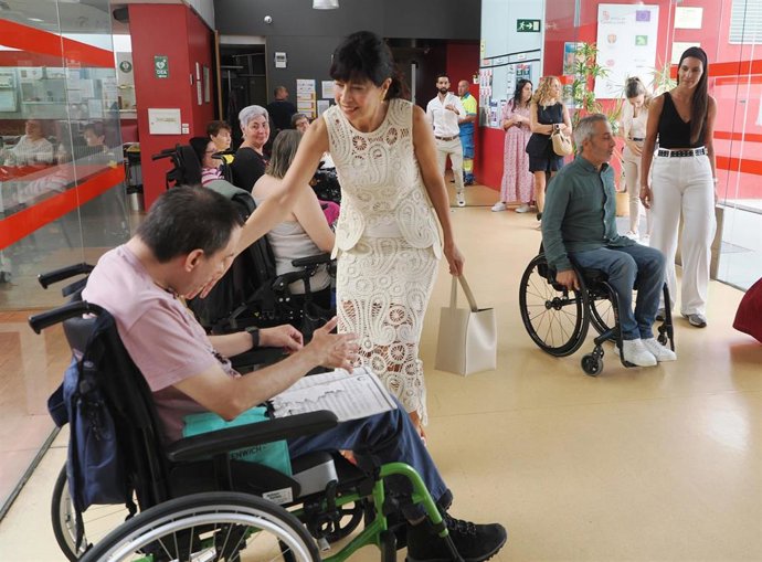 La ministra de Igualdad, Ana Redondo, saluda a los usuarios de Aspaym en Valladolid.