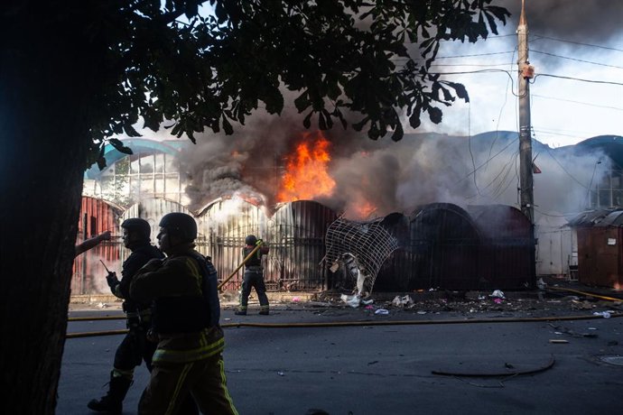 15 de agosto de 2025, Ucrânia, Sumy: Bombeiros trabalham para apagar um incêndio causado pela explosão de um drone russo no Mercado Central da cidade ucraniana de Sumy. Foto: Francisco Richart/ZUMA Press Wire/dpa