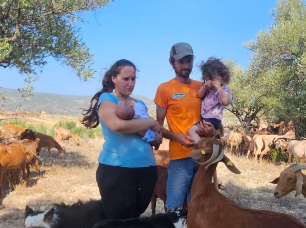 Estefanía y Joan con su hija Joana, de dos años y medio, y el recién nacido Damián