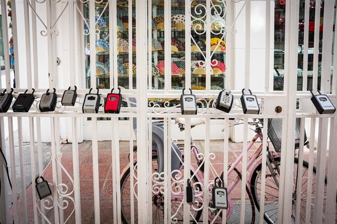 Archivo - Candados de los apartamentos turísticos en el centro de Sevilla. Foto de archivo.