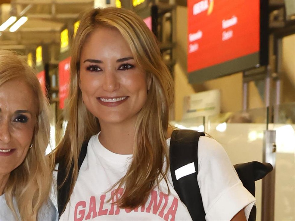 Alba Carrillo, junto a Cristina Cifuentes, a su llegada al aeropuerto para embarcarse en el reality 'Hasta el fin del mundo'