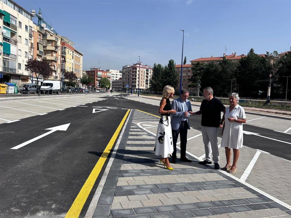 El presidente de la Diputación, Álvaro Martínez Chana; el alcalde, Darío Dolz; la delegada de la Junta, María Ángeles Martínez, visitan las obras de los aparcamientos de Casablanca.