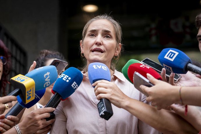 La vicepresidenta tercera y ministra para la Transición Ecológica y el Reto Demográfico, Sara Aagesen, atiende a los medios tras una visita al Centro de Coordinación de la Información Nacional sobre Incendios Forestales (CCINIF), a 18 de agosto de 2025, e