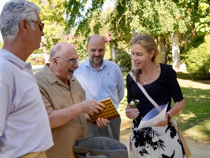 La portavoz del grupo municipal Vox en el Ayuntamiento de Sevilla, Cristina Peláez, junto al portavoz adjunto de Vox en el Ayuntamiento Gonzalo García de Polavieja, en su visita al Parque de María Luisa.