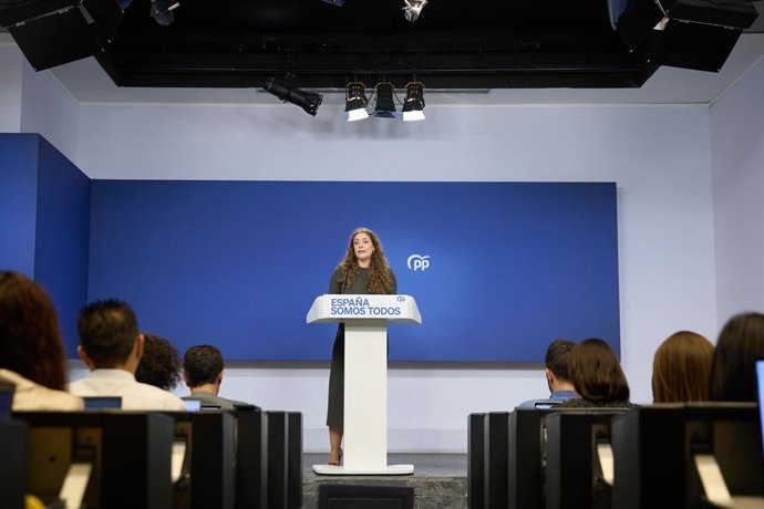 Archivo - La vicesecretaria de Sanidad y Educación del PP, Ester Muñoz, durante una rueda de prensa posterior a la reunión del Comité de Dirección del Partido Popular, en la sede nacional del partido, a 2 de diciembre de 2024, en Madrid (España). Durante 