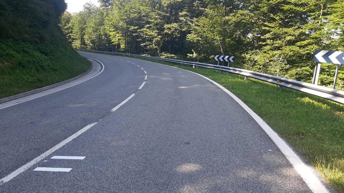 Señalización horizontal para motoristas en la N-135 Pamplona-Francia.