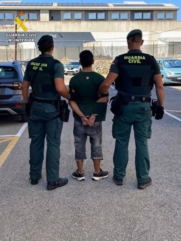 Detenido un hombre por tres robos con fuerza en establecimientos de Es Mercadal.