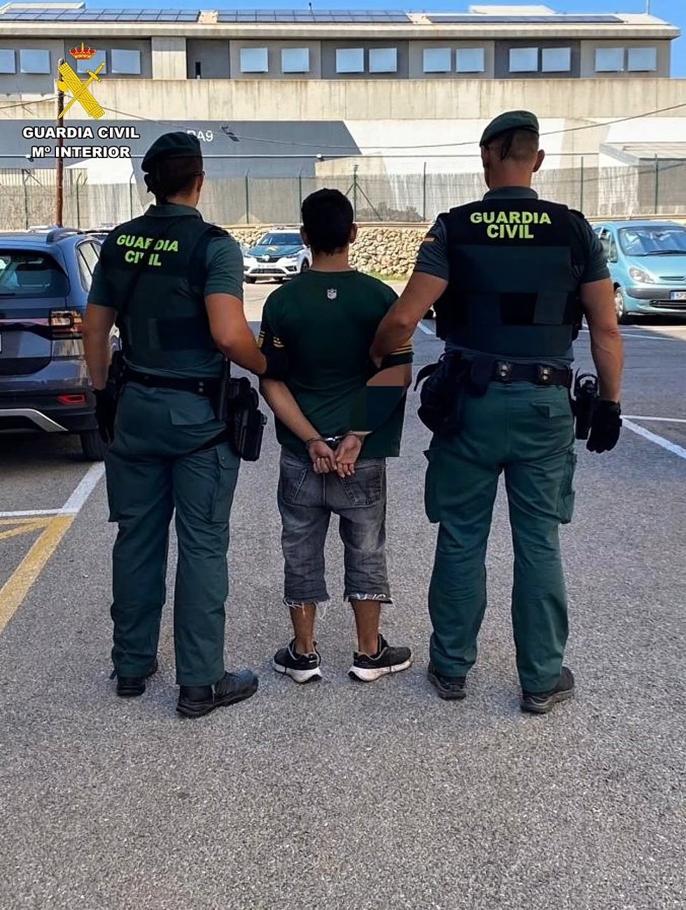 Detenido un hombre por tres robos con fuerza en establecimientos de Es Mercadal.