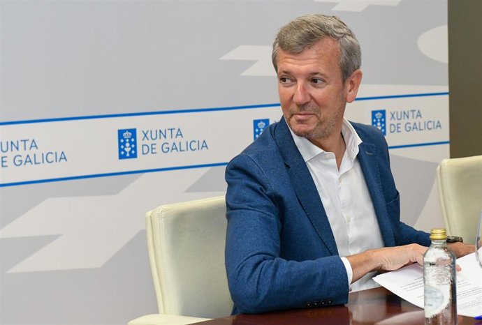 El presidente de la Xunta, Alfonso Rueda, preside la primera reunión para habilitar ayudas destinadas a los afectados por los incendios en Galicia.