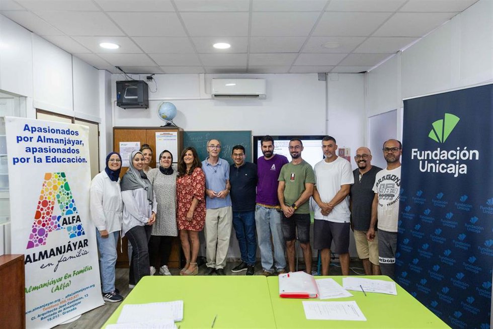 La responsable de Solidaridad e Investigación de la Fundación Unicaja, Ana Cabrera, acompañada por el presidente de ALFA, Juan Carlos Carrión, visita una de las clases de español que se desarrollan en la sede de la asociación Almanjáyar en Familia (ALFA
