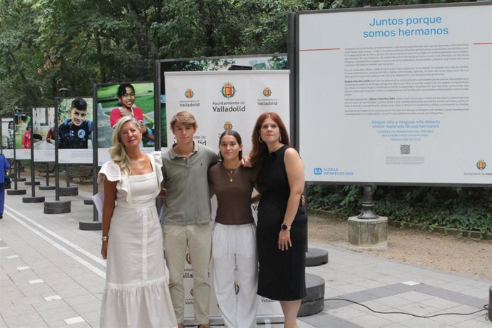 Imagen de la concejala de Educación y Cultural, Irene Carvajal, en la exposición de Aldeas Infantiles SOS en el parque Campo Grande de Valladolid