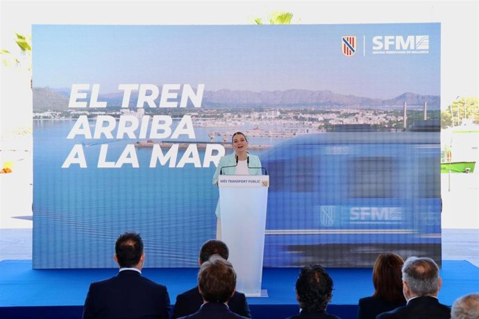 La presidenta del Govern, Marga Prohens, en la presentación del proyecto del tren hasta Alcúdia.