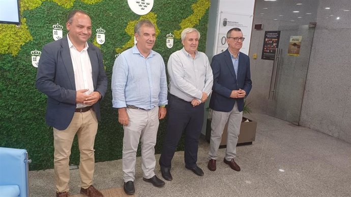 El consejero de Medio Ambiente, Universidades, Investigación y Mar Menor, Juan María Vázquez, durante el encuentro con el presidente de la Alianza de Centros de Excelencia Severo Ochoa y de Excelencia María de Maeztu, Antonio Molina