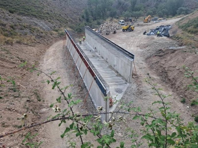 Avanzan las obras de mejora puntual del trazado de la carretera LR-385 en Grávalos