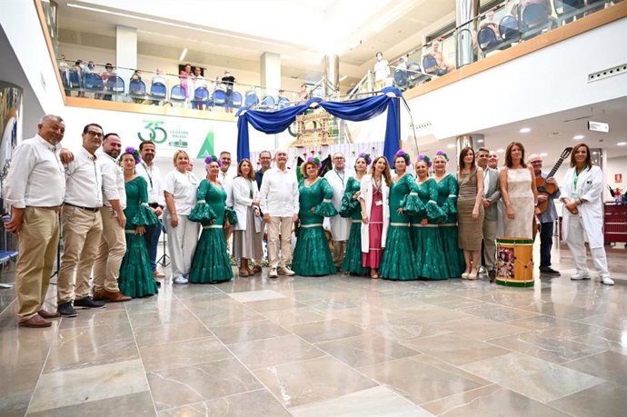 Pacientes del Hospital Clínico reciben la visita del alcalde de Málaga con motivo de la Feria