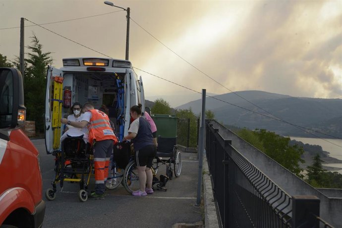 Traslado de ancianos de la residencia de mayores de Celeiros por un convoy de ambulancias y turismos de Cruz Roja, a causa del posible peligro por el incendio en Celeiros, a 13 de agosto de 2025, en Chandrexa de Queixa, Ourense