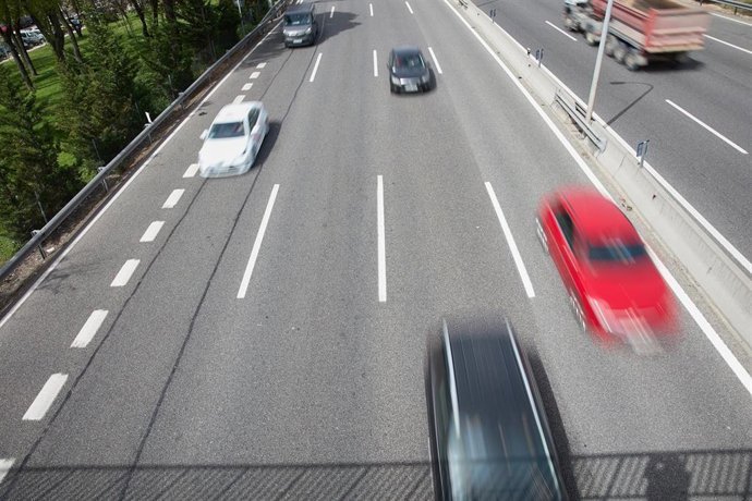 Archivo - Vehículos circulan por la la A3 