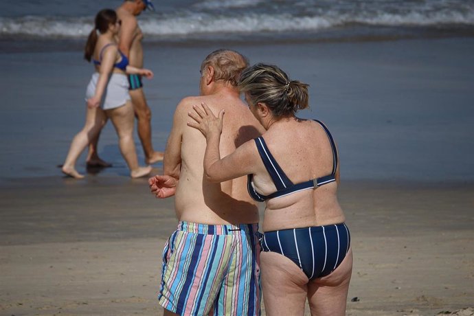 Archivo - Dos personas en la playa de Samil en Vigo