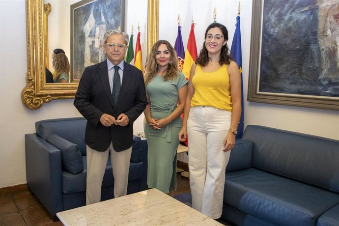 Salvador Fuentes, con la delegada de Turismo de la Diputación, Narci Ruiz, y la vicepresidenta cuarta de la Diputación y teniente de alcalde en Castro del Río, Ana Rosa Ruz, tras la firma.