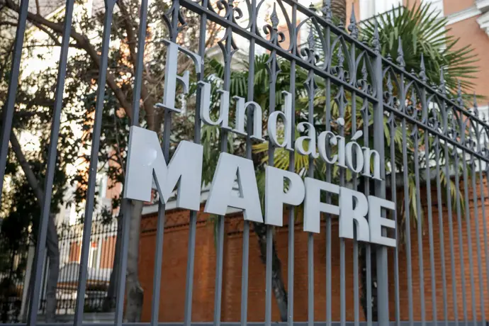 Puerta de la Sala Fundación Mapfre en el Paseo de Recoletos, Madrid (España)