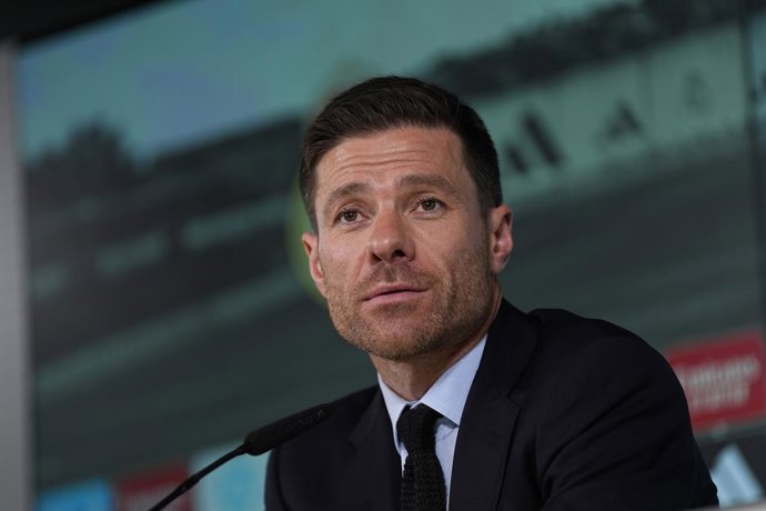 Archivo - Xabi Alonso participa da coletiva de imprensa durante sua apresentação como novo técnico do Real Madrid na Ciudad Deportiva Real Madrid em 26 de maio de 2025, em Valdebebas, Madri, Espanha.