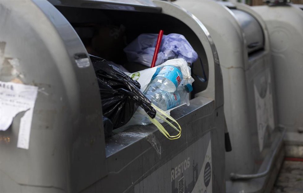 Archivo - Imagen de recurso de basura fuera de los contenedores