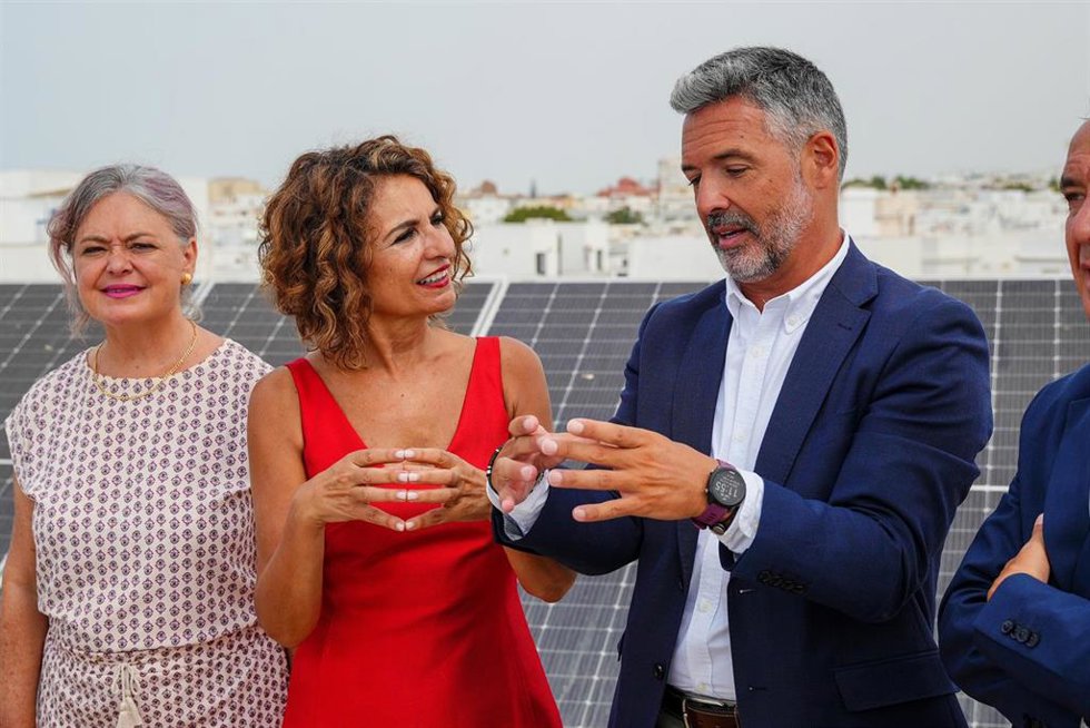 La vicepresidenta primera del Gobierno y ministra de Hacienda, María Jesús Montero (2I) y el alcalde de Rota, José Javier Ruiz(d) durante su visita al ayuntamiento rehabilitado. A 18 de agosto de 2025 en Rota, Cádiz (Andalucía, España). 