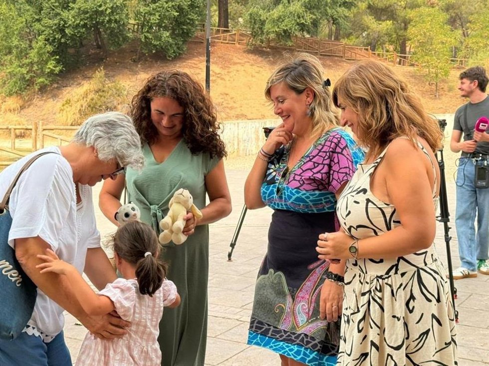 La directora general de Infancia de Castilla-La Mancha, Inmaculada Tello, en el encuentro con familias de acogida.