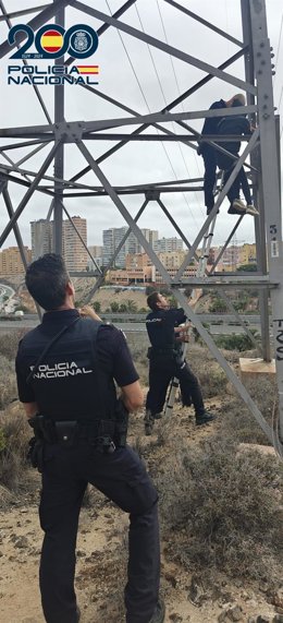 La Policia Nacional auxilia a una mujer encaramada en una torre eléctrica