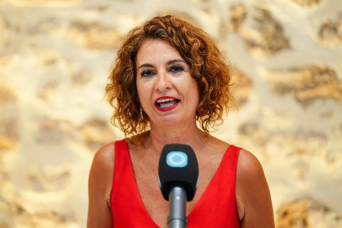 A primeira vice-presidente do governo e ministra da Fazenda, María Jesús Montero, fala com a mídia em Rota (Cádiz).
