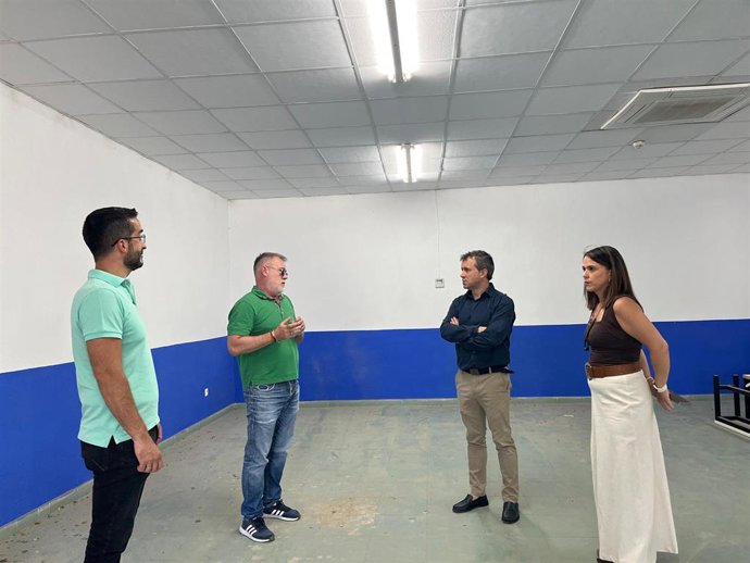 La concejala Ángeles Díaz, junto al alcalde, Julio Millán (2d), en la visita el centro municipal de acogida.