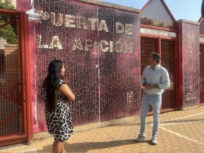 El PSOE critica el "lamentable" estado del estadio Nuevo Los Cármenes de Granada.
