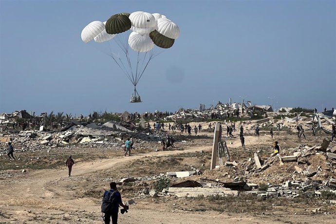 Lanzamiento de ayuda humanitaria sobre la Franja de Gaza