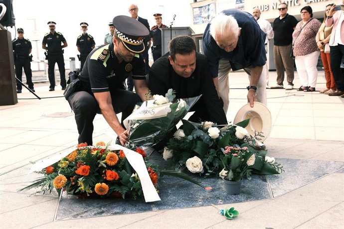 Ofrenda floral a las víctimas de los atentados terroristas del 17 y 18 de agosto en Barcelona y Cambrils en el Memorial per la Pau de Cambrils (Tarragona)