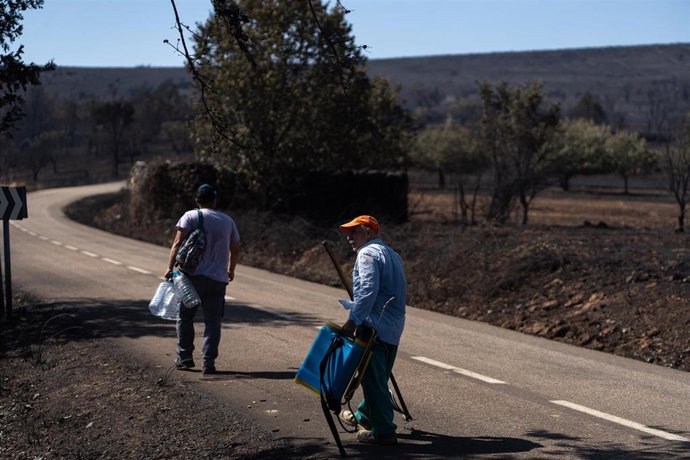 Vecinos caminan por la zona calcinada por el incendio forestal que se originó en Puercas de Aliste.