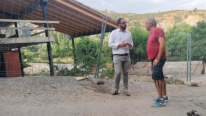 El alcalde de El Cuervo, David Álvaro, y el diputado del PSOE por Teruel Ángel Peralta, piden recursos para mantener el sendero de Los Estrechos del Ebrón