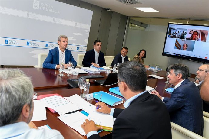 El titular del Gobierno gallego, Alfonso Rueda, preside la reunión para la habilitación de ayudas destinadas a afectados por los incendios en Galicia.