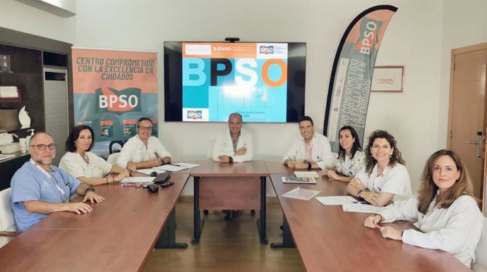 Reunión del Grupo Motor con el director de Enfermería del Área de Gestión Sanitaria Sur de Sevilla en el centro, Joaquín Fajardo; y a los extremos de la mesa la líder del Proyecto BPSO AGSSS y subdirectora de Enfermería del Hospital Universitario de Valme