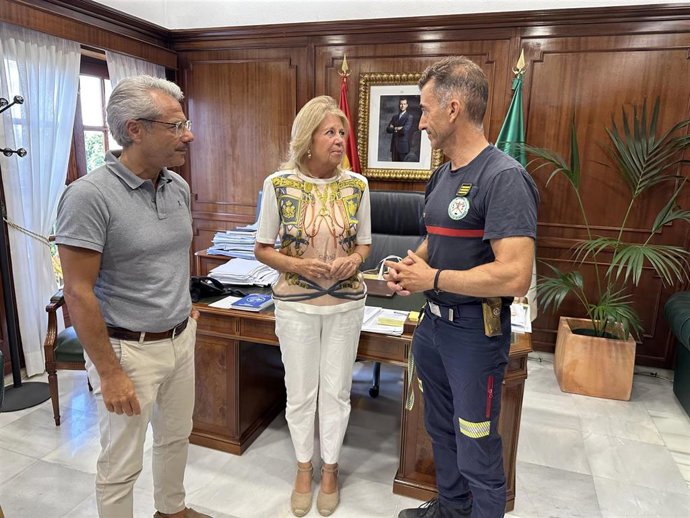La alcaldesa de Marbella, Ángeles Muñoz, junto con el concejal de Seguridad, José Eduardo Díaz, y el jefe de Bomberos, Medardo Tudela.