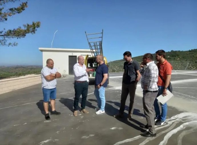 Archivo - El diputado de Servicios Municipales, José Luis Hidalgo (2i), visita un punto de acopio de residuos de la construcción.
