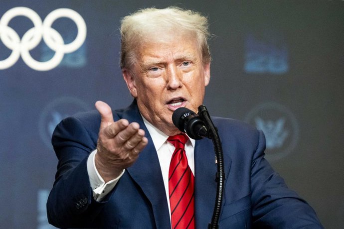 05 de agosto de 2025, EUA, Washington: O presidente dos EUA, Donald Trump, falando com os repórteres logo após assinar uma Ordem Executiva que estabelece a Força-Tarefa da Casa Branca sobre os Jogos Olímpicos de Verão de 2028, na Casa Branca em Washington