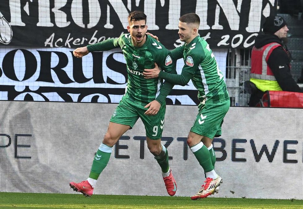 Archivo - El delantero portugués André Silva celebrando un gol con el Werder Bremen.